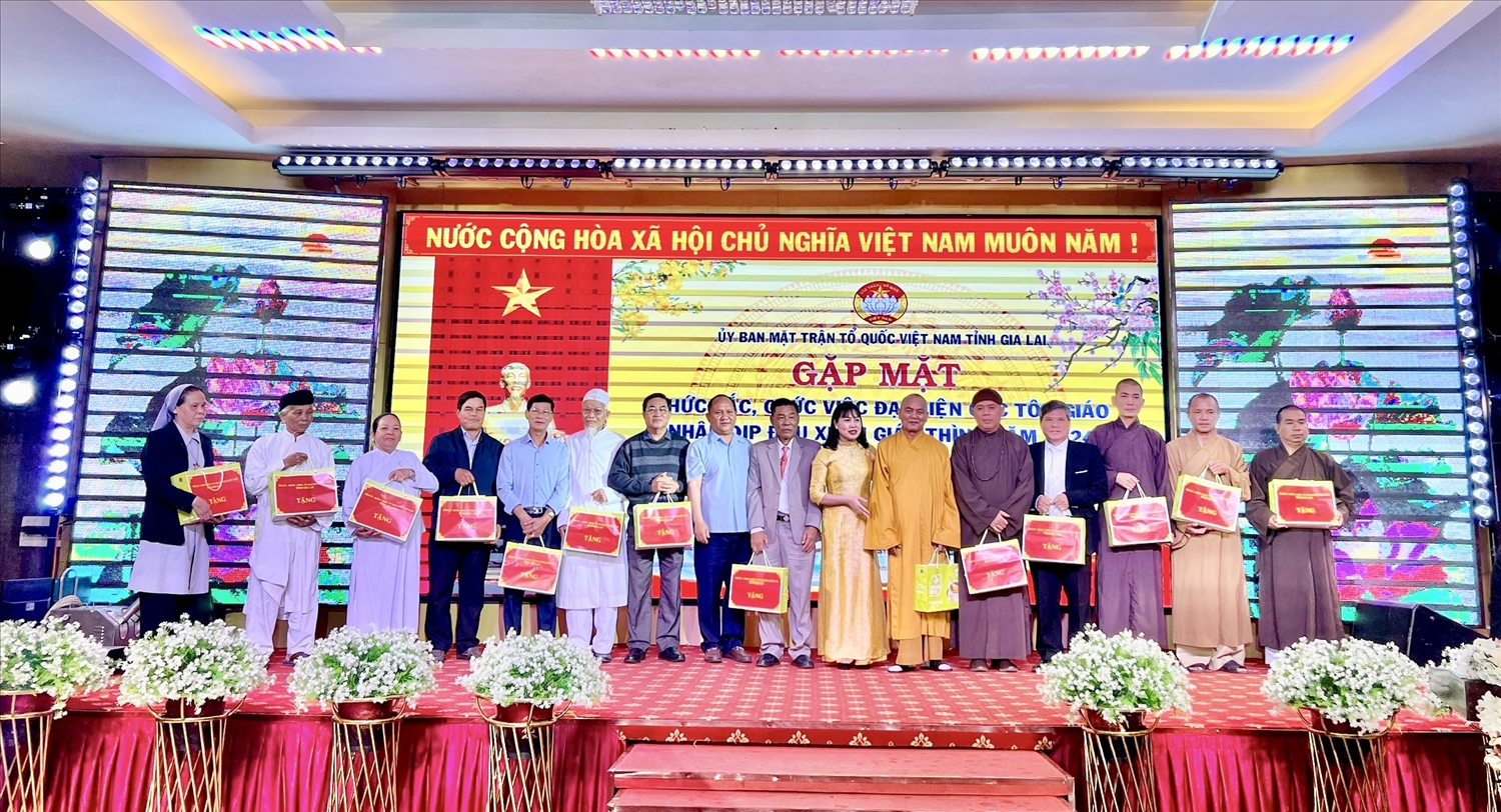 Lãnh đạo tỉnh Gia Lai tặng quà các vị chức sắc, chức việc đại diện các tôn giáo nhân dịp đầu Xuân Giáp Thìn năm 2024