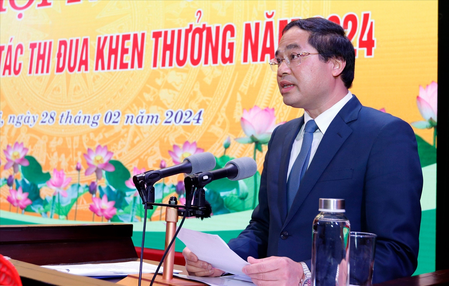 Chủ tịch UBND tỉnh Lào Cai Trịnh Xuân Trường báo cáo công tác thi đua khen thưởng tại Hội nghị