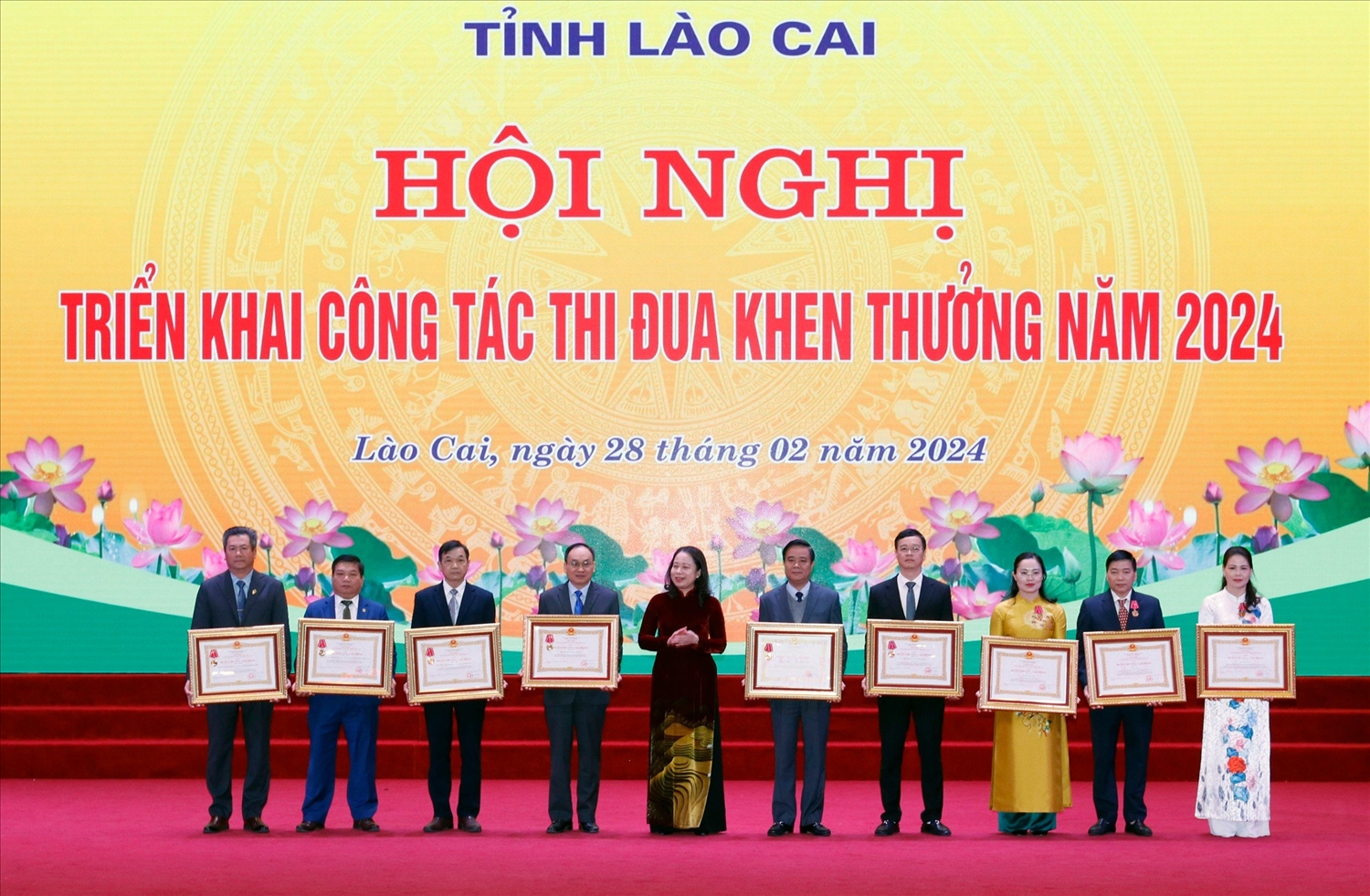 Phó Chủ tịch nước trao Huân chương Lao động hạng Nhất, Nhì, Ba cho 05 tập thể, 04 cá nhân xuất sắc trong phong trào thi đua năm 2023