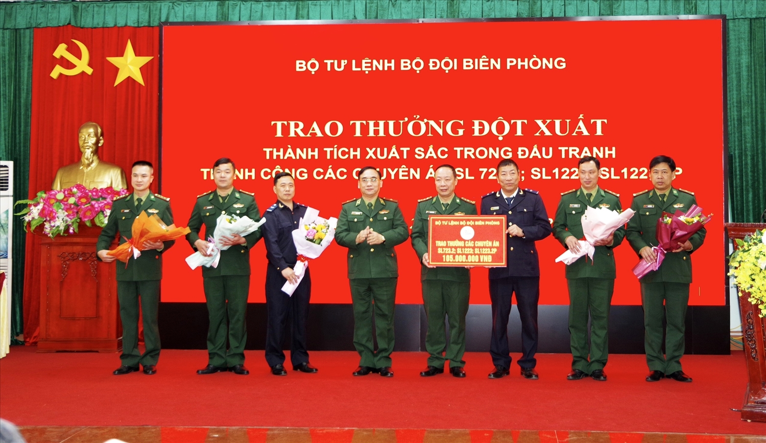 Thiếu tướng Đỗ Ngọc Cảnh trao thưởng đột xuất cho các tập thể và cá nhân có thành tích xuất sắc trong đấu tranh với tội phạm ma túy. (Ảnh: Vì Hiện)