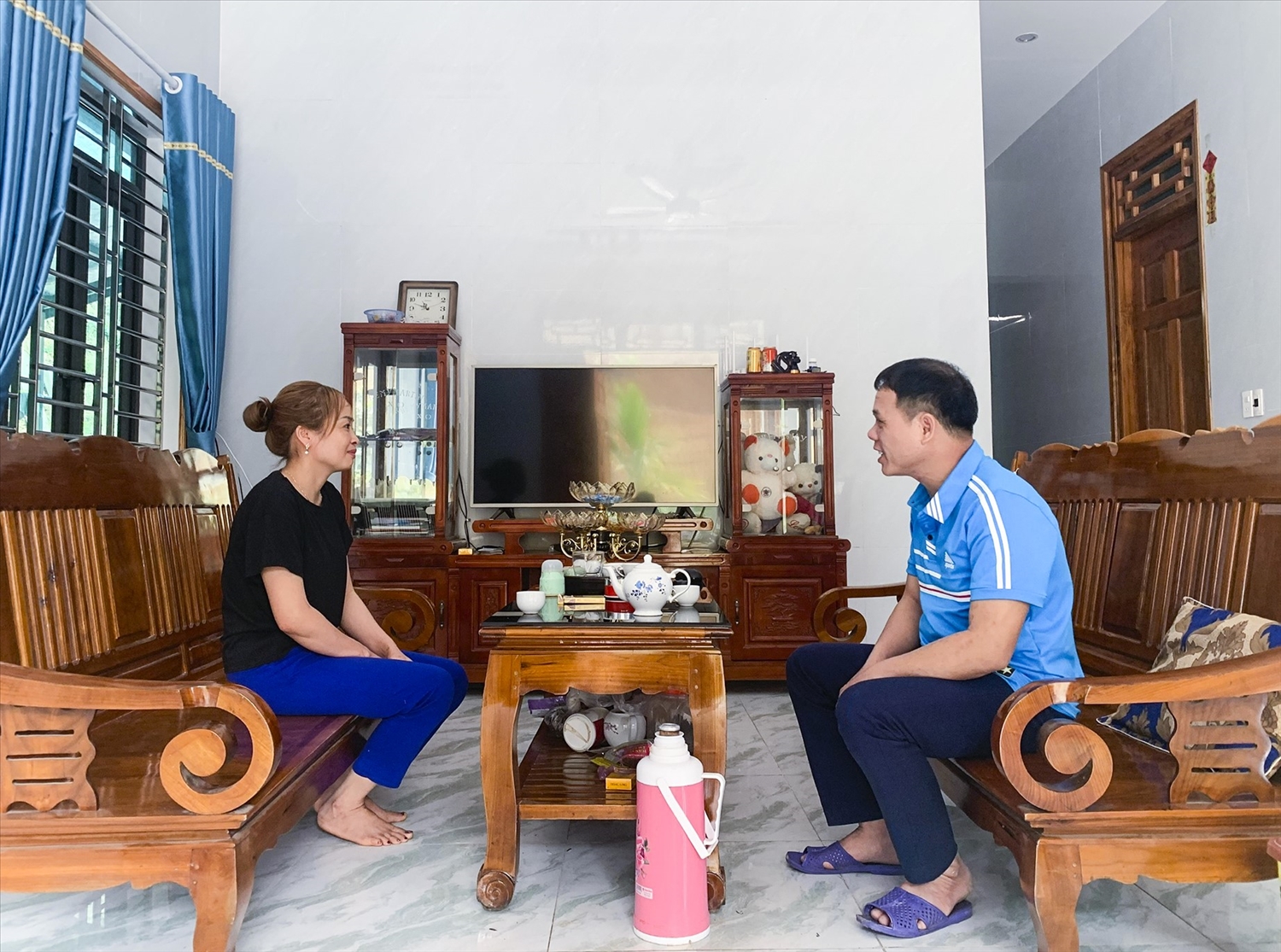 Gia đình anh Hà Văn Hoan, xã Phú Bình phấn khởi trong ngôi nhà xây khang trang với sự hỗ trợ nguồn vốn của Ngân hàng CSXH huyện.