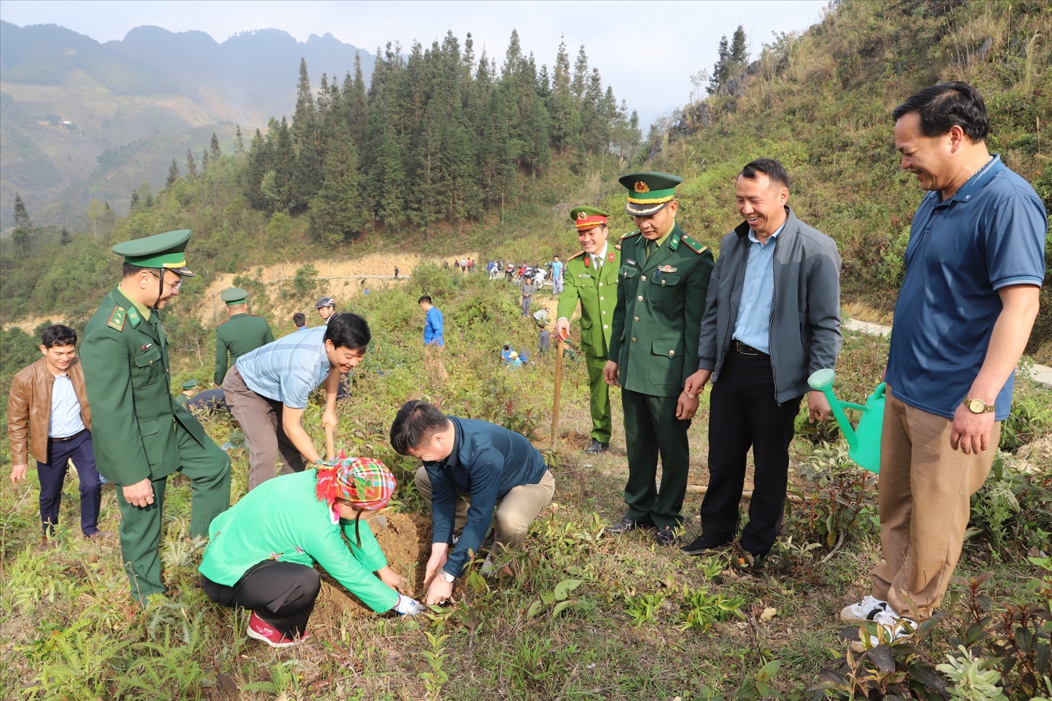 Cán bộ và nhân dân huyện Mèo Vạc tham gia Tết trồng cây tại xã biên giới Sơn Vĩ