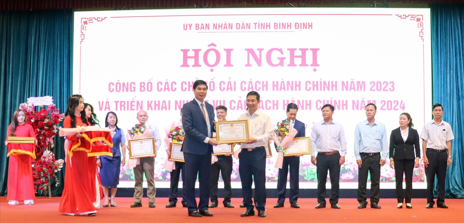 Phó Chủ tịch UBND tỉnh Bình Định Lâm Hải Giang tặng Bằng khen cho các cá nhân, tập thể có thành tích xuất sắc tiêu biểu trong thực hiện công tác cải cách hành chính giai đoạn 2021-2023