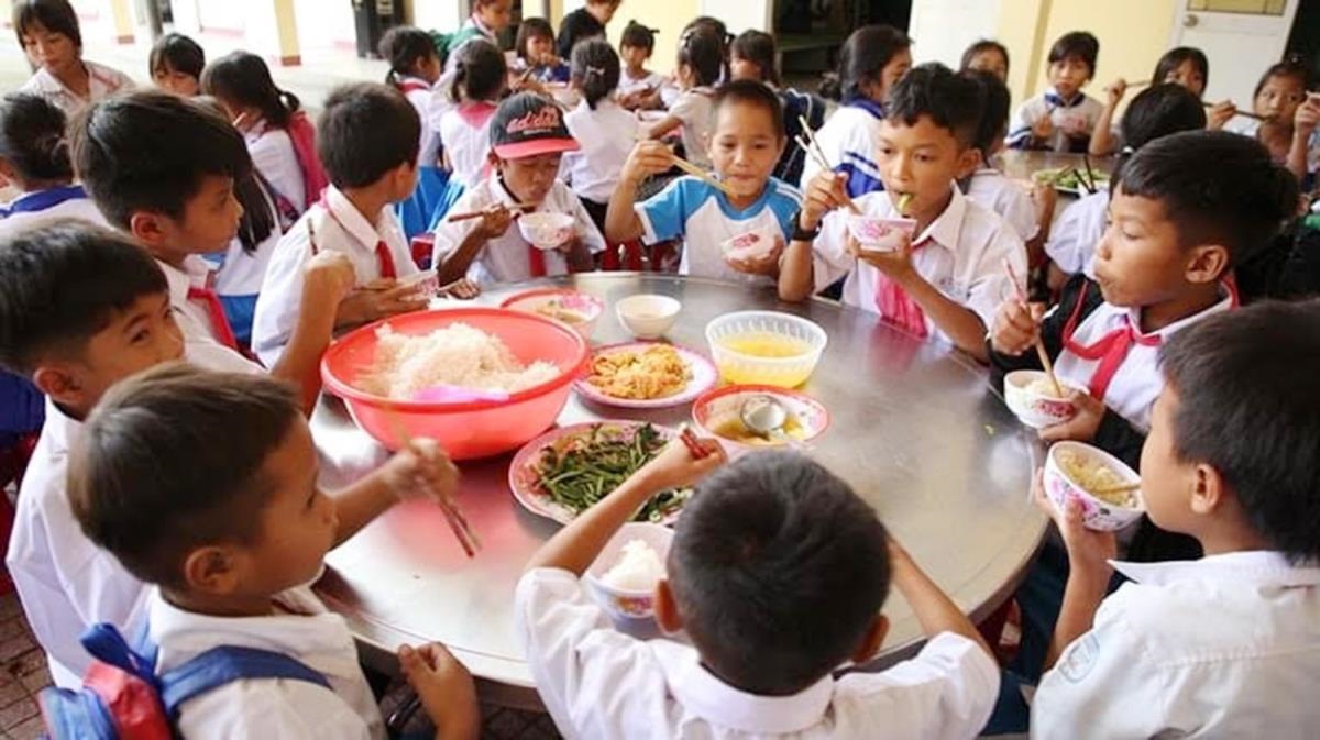Bữa ăn trưa đảm bảo dinh dưỡng của học sinh tại Trường PTDTBT Tiểu học và THCS xã Sơn Bua