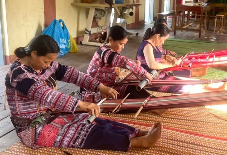 Từ xưa đến nay, người dân thôn Xí Thoại vẫn luôn duy trì nghề dệt thổ cẩm truyền thống