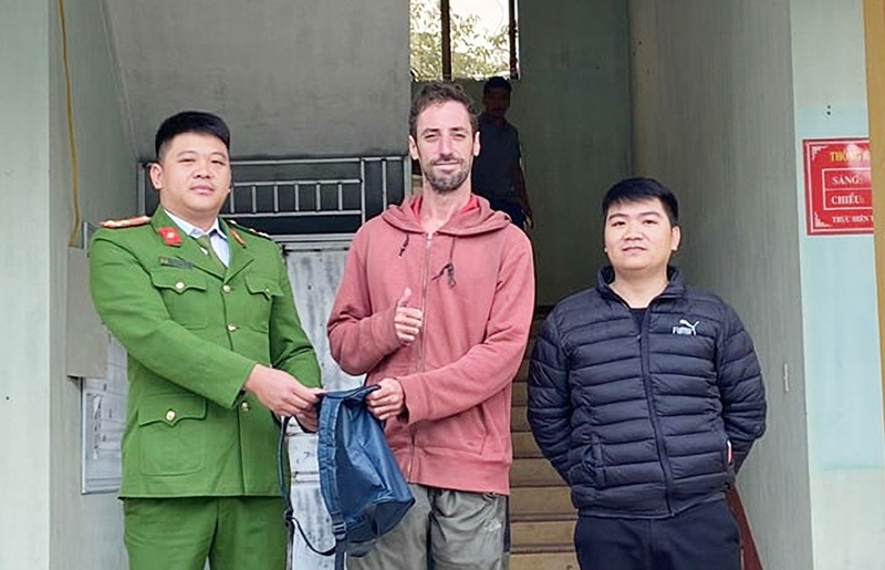 Công an xã Mậu Duệ và anh Nguyễn Văn Dũng trao trả tài sản cho du khách
