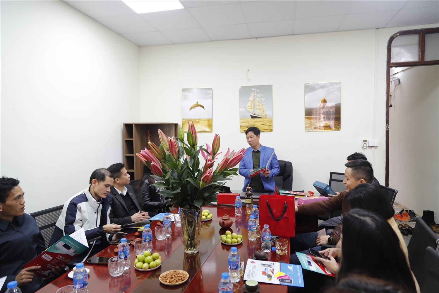 CEO Nguyễn Duy Nguyên giới thiệu với đoàn về các hoạt động của Công ty CP in thương mại và sản xuất Bắc Hà 