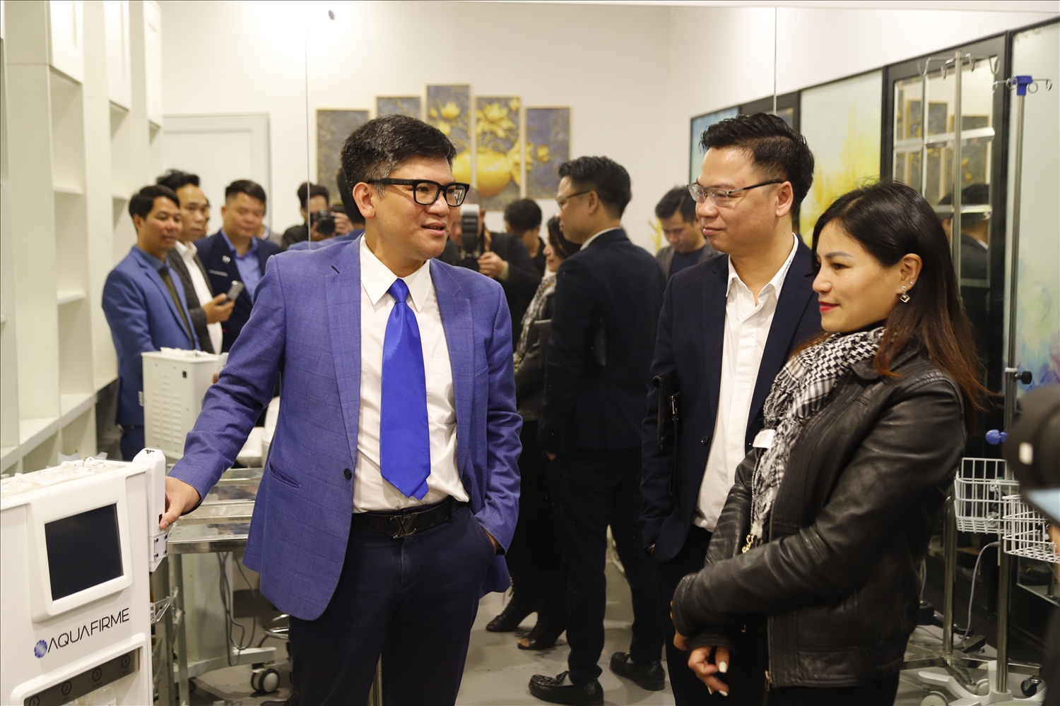 CEO Đường Minh Thái Tâm cùng các thành viên trong đoàn thăm quan Phòng khám Hòa Bình Orthomed của PGS.TS Nguyễn Đình Hòa 