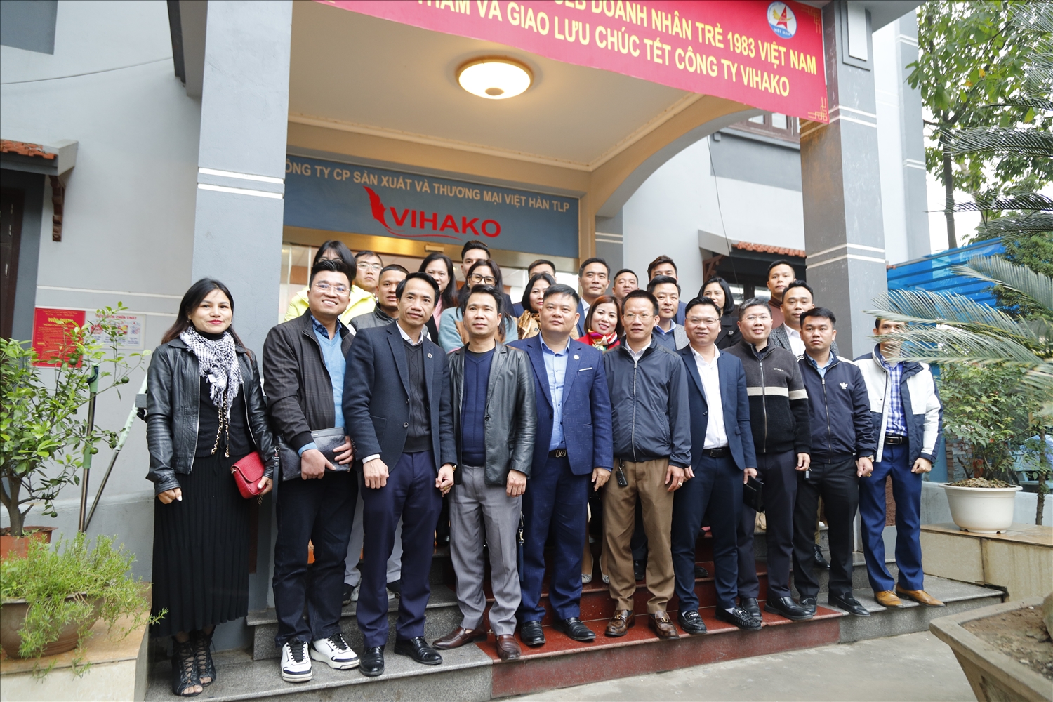 Các thành viên trong đoàn chụp ảnh lưu niệm tại Công ty CP sản xuất và thương mại Việt Nam TLP 