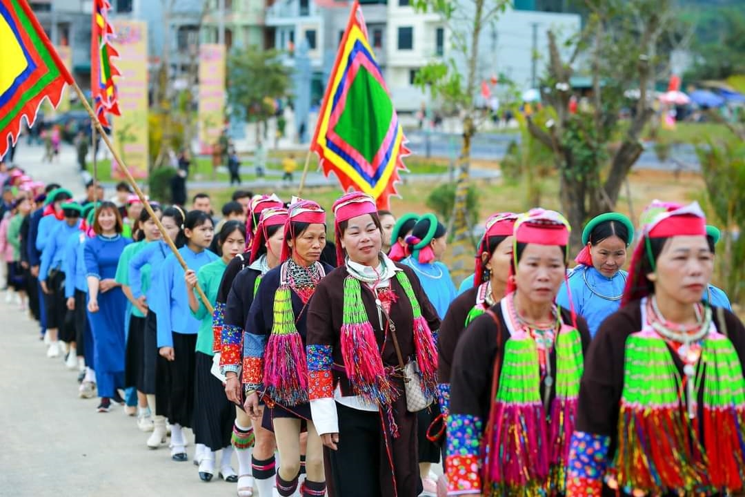 Chị em dân tộc Tày, Dao, Sán Chỉ từ các thôn, bản đến với lễ hội đình Lục Nà đều lựa chọn cho mình trang phục dân tộc mới nhất, đẹp nhất 