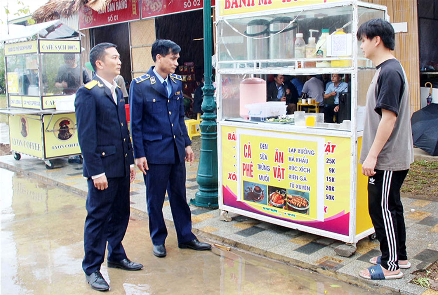Cán bộ Đội QLTT số 5 kiểm tra hàng hóa kinh doanh tại lễ hội Tây Yên Tử (ảnh: Mạc Yến)