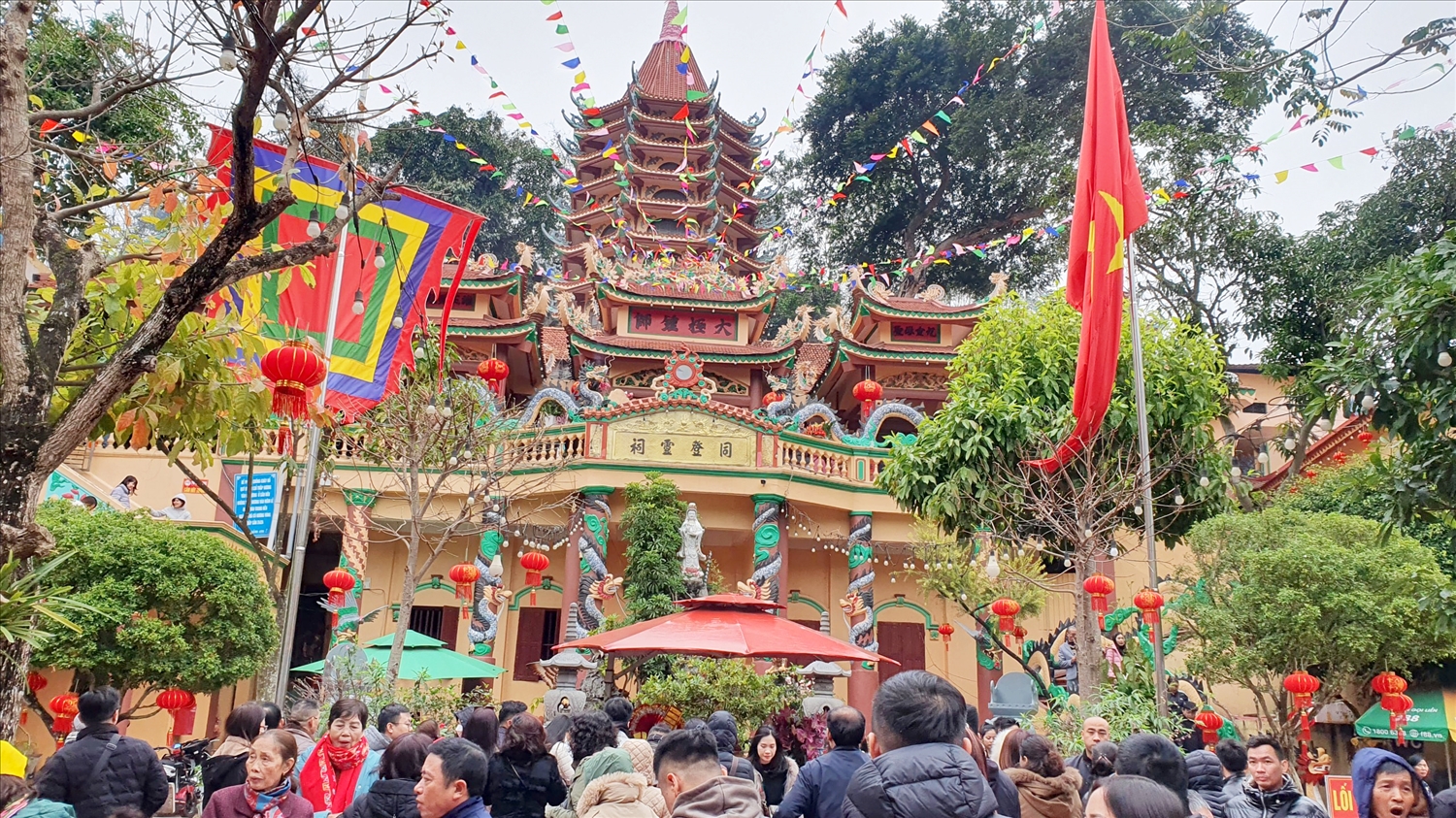 Lễ hội Đền mẫu Đồng Đăng tỉnh Lạng Sơn thu hút đông đảo du khách tham gia