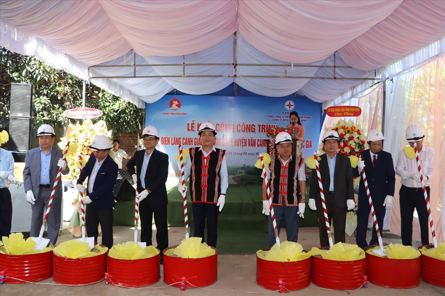 Lễ khởi công dự án đưa điện lưới quốc gia về làng Canh Giao