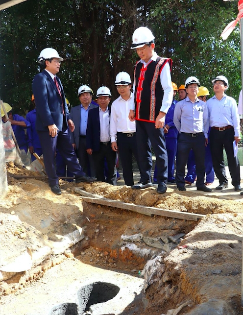 Chủ tịch UBND tỉnh Bình Định kiểm tra một vị trí xây dựng hố móng dựng trụ điện tại làng Canh Giao