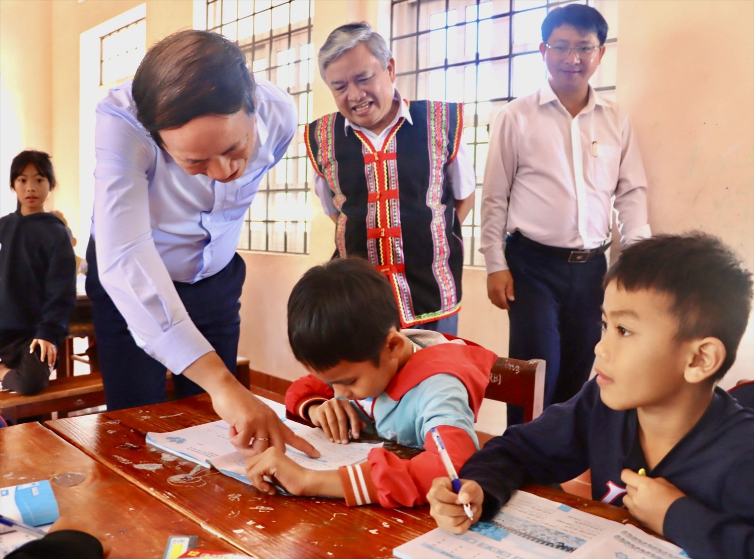 Chủ tịch UBND tỉnh Bình Định thăm các em học sinh tại làng Canh Giao