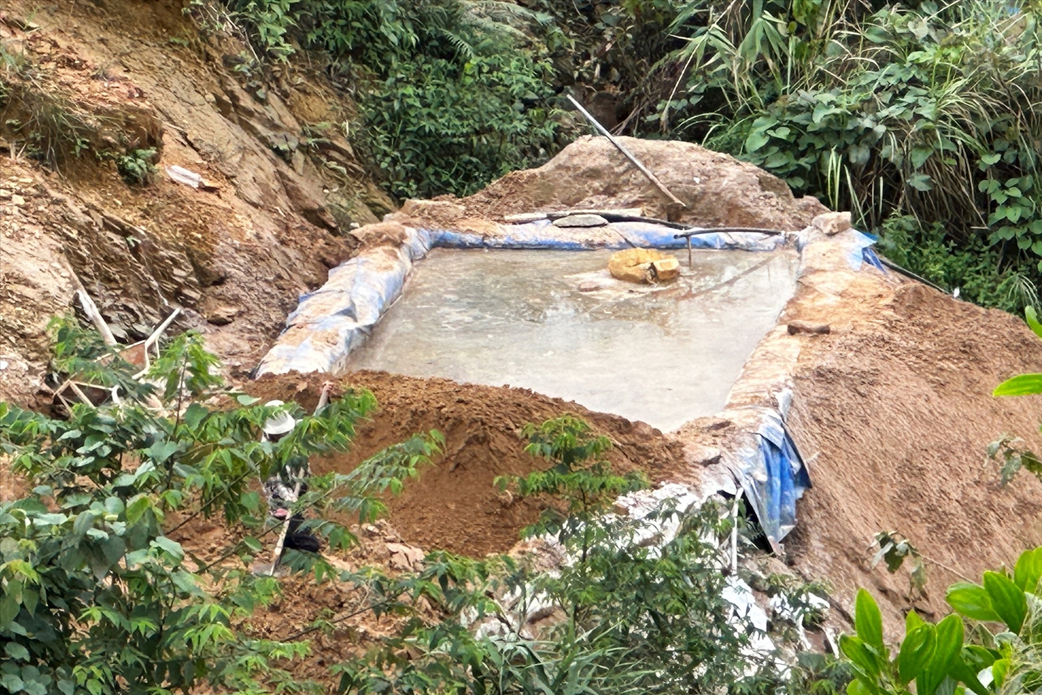 Một điểm khai thác vàng trái phép tại huyện Phú Ninh