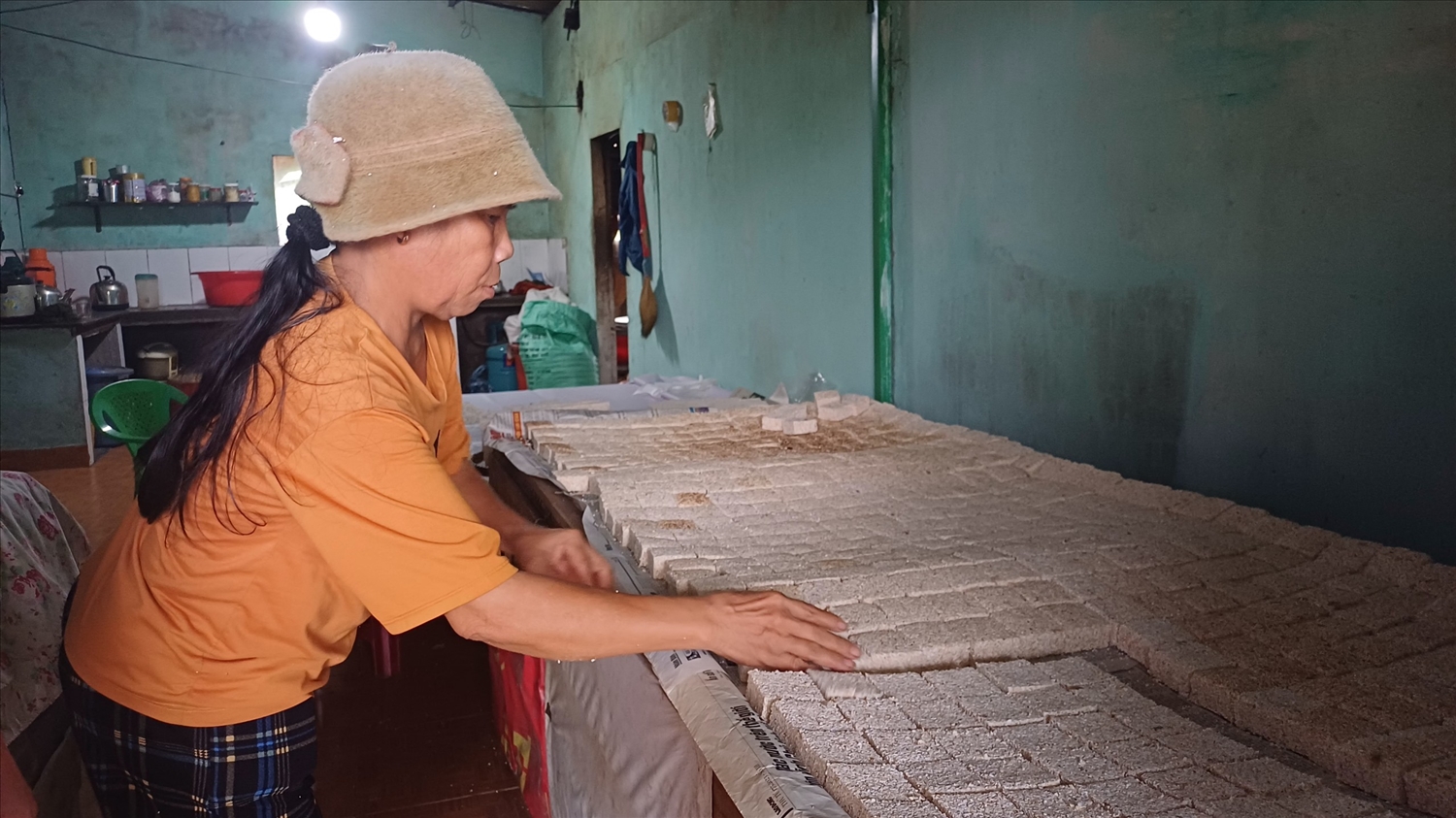 Những ngày này, hơn 30 hộ dân làm bánh nổ, bánh thuẫn truyền thống ở huyện Duy Xuyên, Điện Bàn cũng đang hối hả sản xuất những mẻ bánh cuối năm để kịp phục vụ bánh Tết khách hàng gần xa