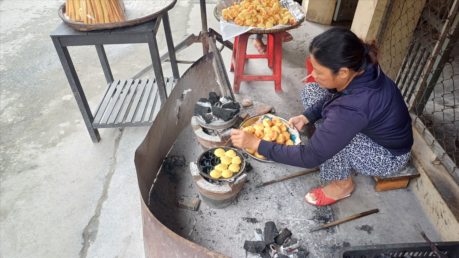 Tương tự, những ngày này lò làm bánh thuẫn bằng phương pháp thủ công của gia đình bà Phan Thị Linh (50 tuổi, khối phố 2, phường Vĩnh Điện, Điện Bàn) luôn đỏ lửa để làm ra những mẻ bánh thơm ngon phục vụ khách hàng trong dịp tết Nguyên đán Giáp Thìn 2024