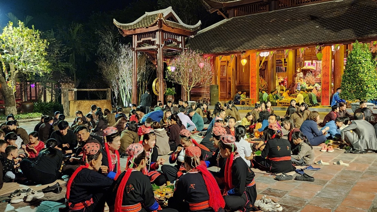 Kết thúc chương trình, người dân và du khách tập trung ở khu vực Đình Làng Nương để cùng nhau ăn cỗ Tết làng