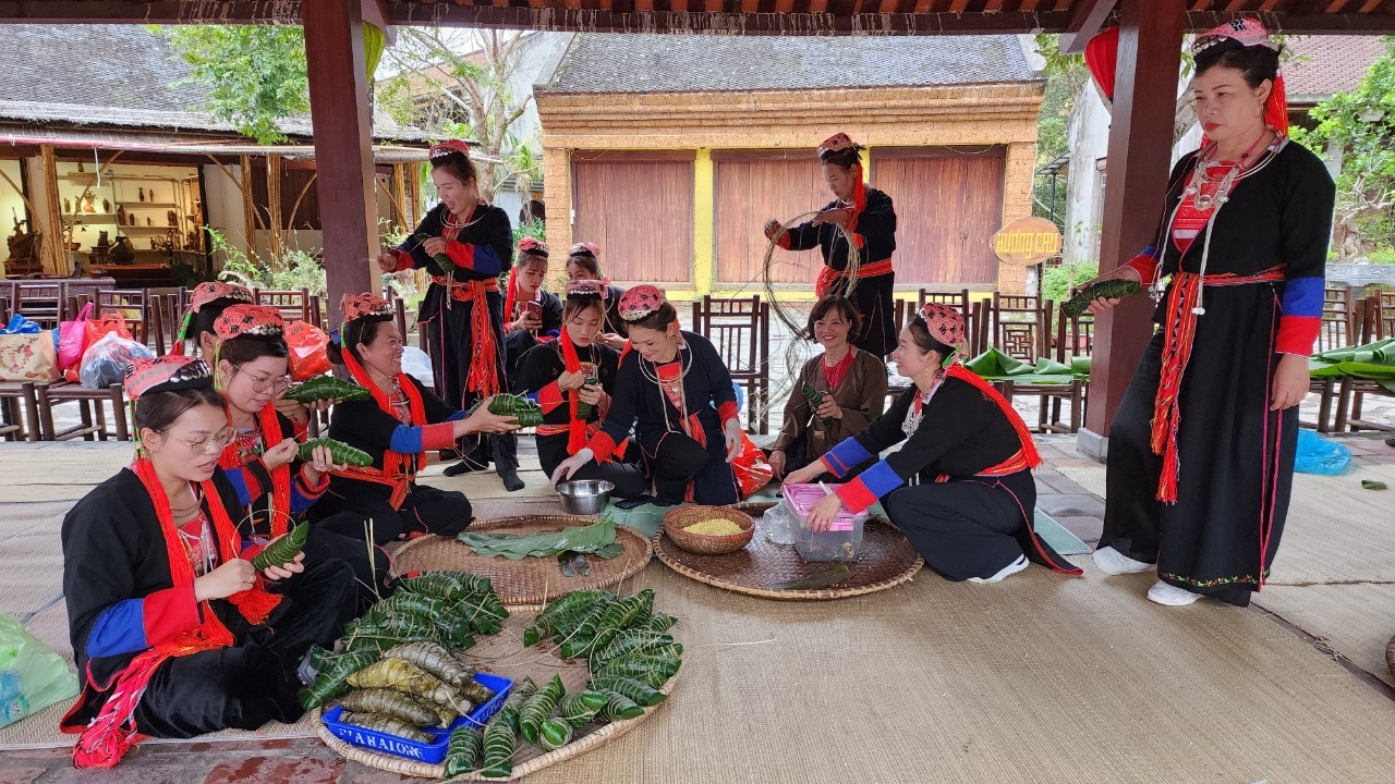 Người Dao Thanh Y của xã Thượng Yên Công hào hứng tham gia gói bánh
