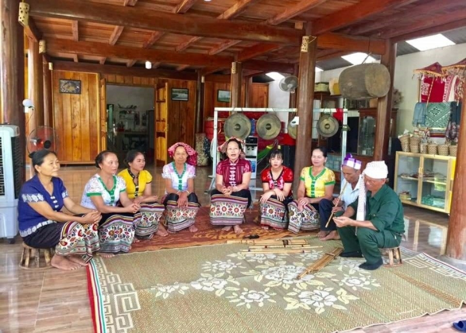 Bảo tồn bản sắc văn hóa như trang phục, nhạc cụ, lời hát... đang là cách để thu hút khách du lịch ở Quỳ Châu