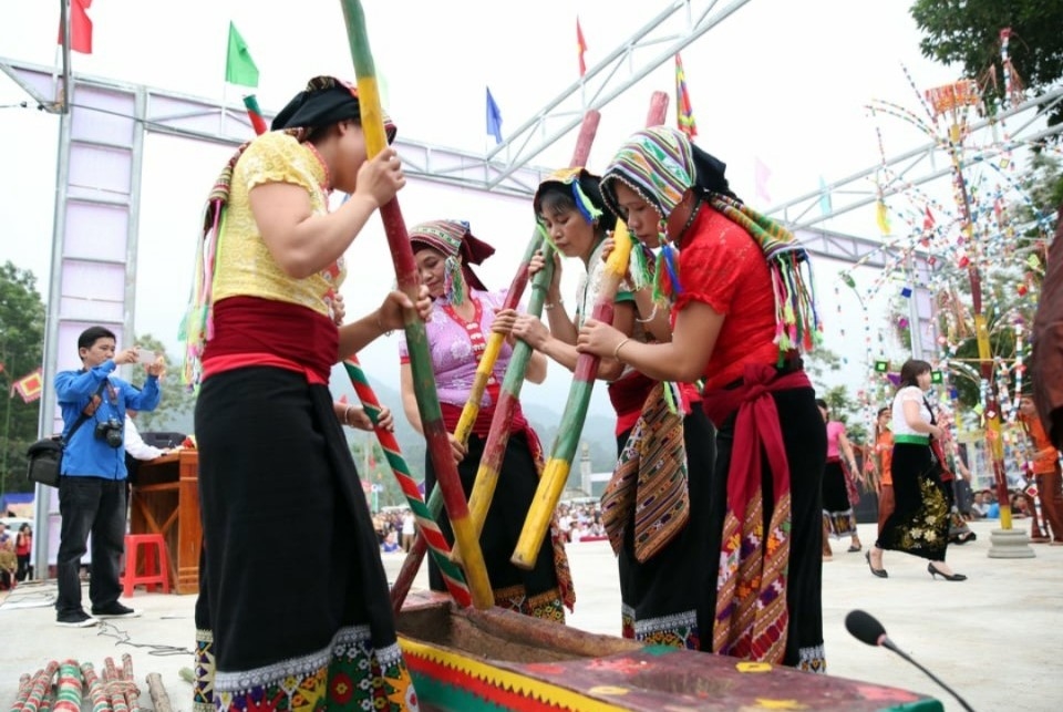 Điệu khắc luống tại lễ hội Hang Bua