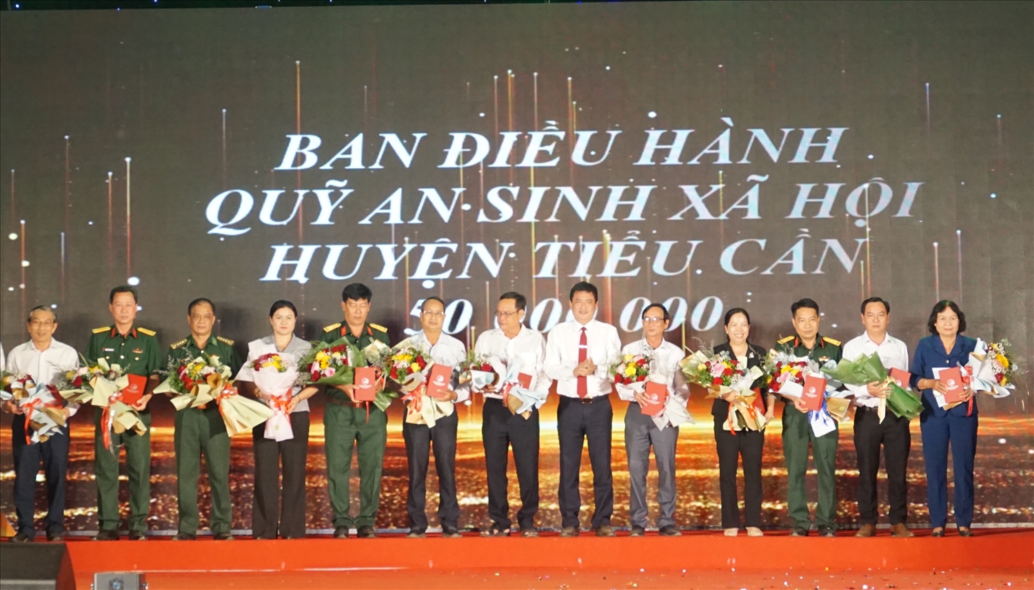 Lãnh đạo Thị xã Duyên Hải trao hoa cảm ơn đến các đồng chí lãnh đạo các Sở, Ban ngành và UBND các huyện đã chung tay thực hiện Chương trình 