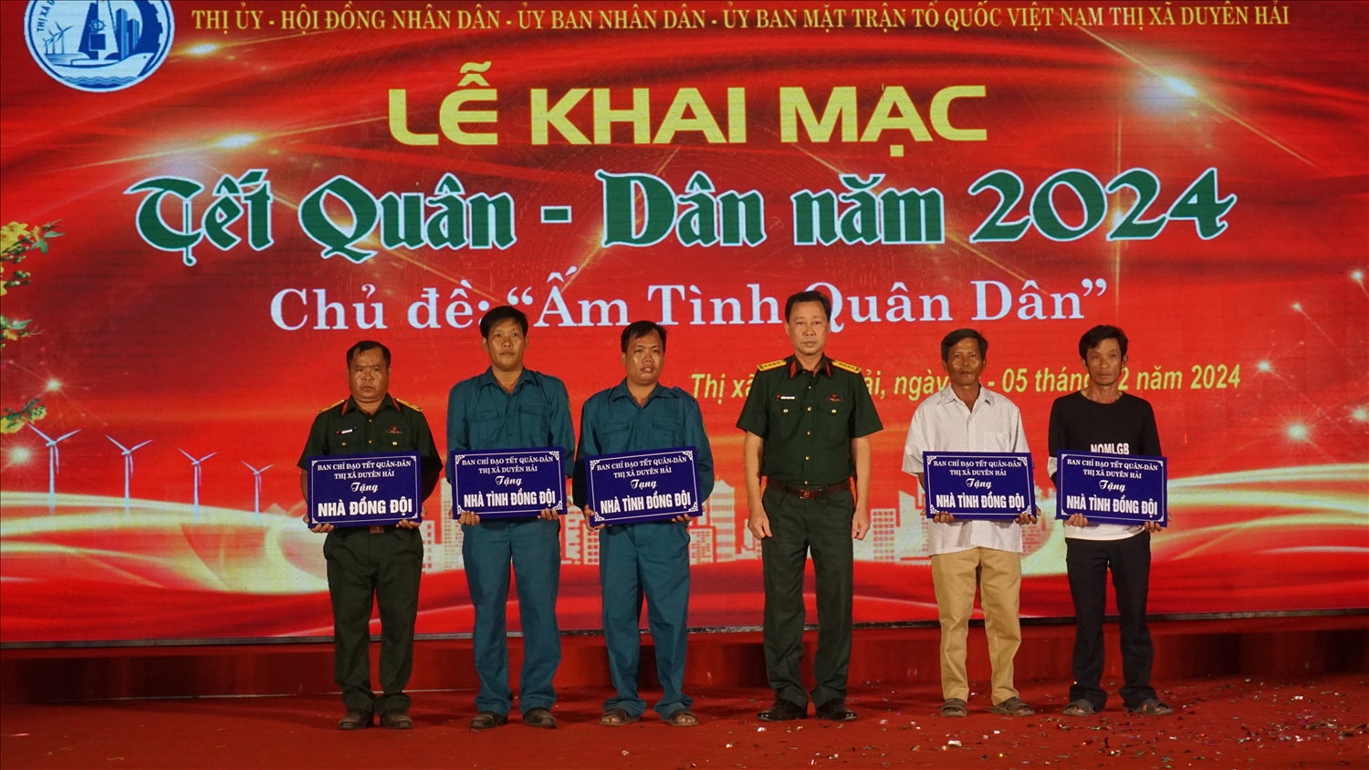 Đại tá Trương Thanh Phong, Chỉ huy trưởng Bộ Chỉ huy quân sự tỉnh Trà Vinh trao bảng tượng trưng nhà đồng đội tại buổi khai mạc 