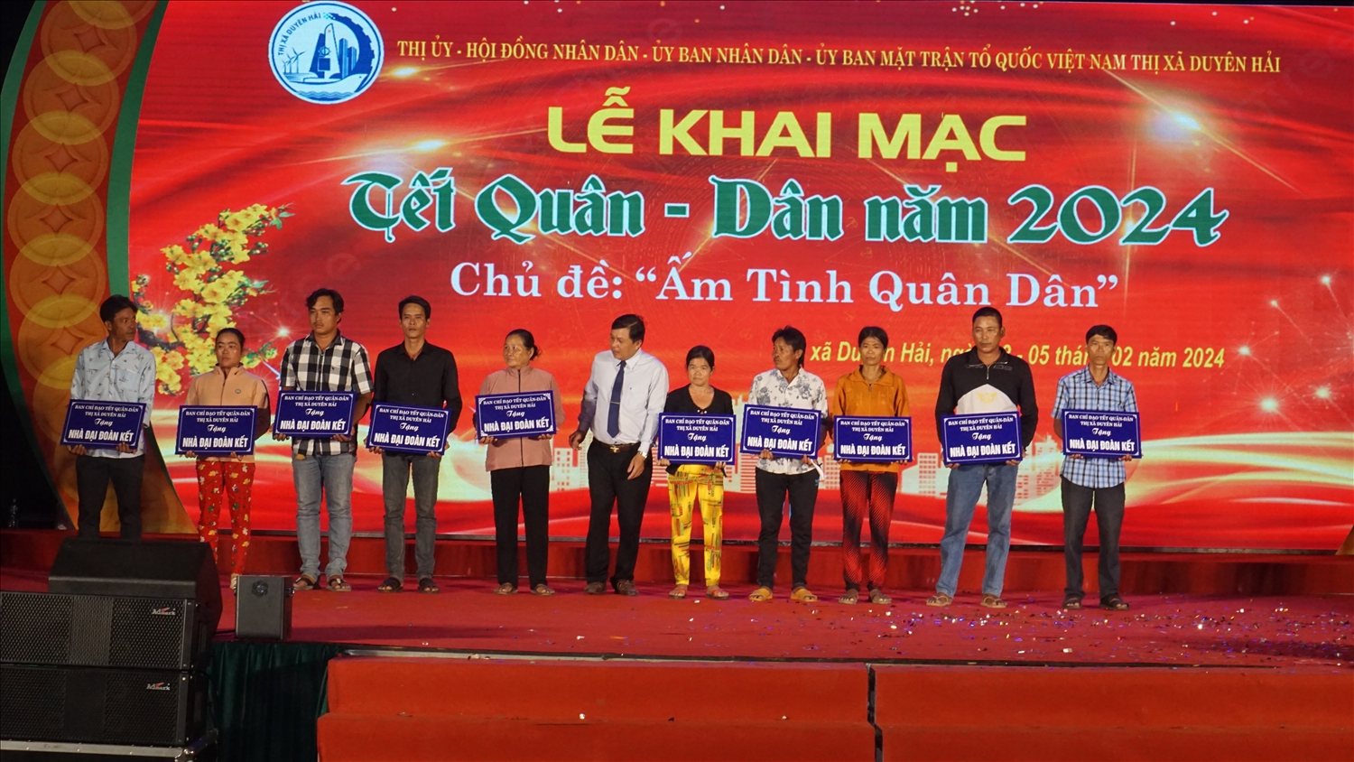 Ông Trần Minh Đức,Trưởng Ban Dân vận, Chủ tịch Uỷ ban MTTQ Việt Nam Thị xã Duyên Hải (Trà Vinh) trao bảng tượng trưng nhà đại đoàn kết cho các gia đình khó khăn về nhà ở