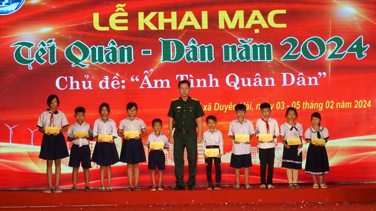 Đại tá Trương Thanh Phong, Chỉ huy trưởng Bộ Chỉ huy quân sự tỉnh Trà Vinh trao 10 suốt học bổng do sự đóng góp của cán bộ, chiến sĩ trong đơn vị cho các cháu có hoàn cảnh khó khăn