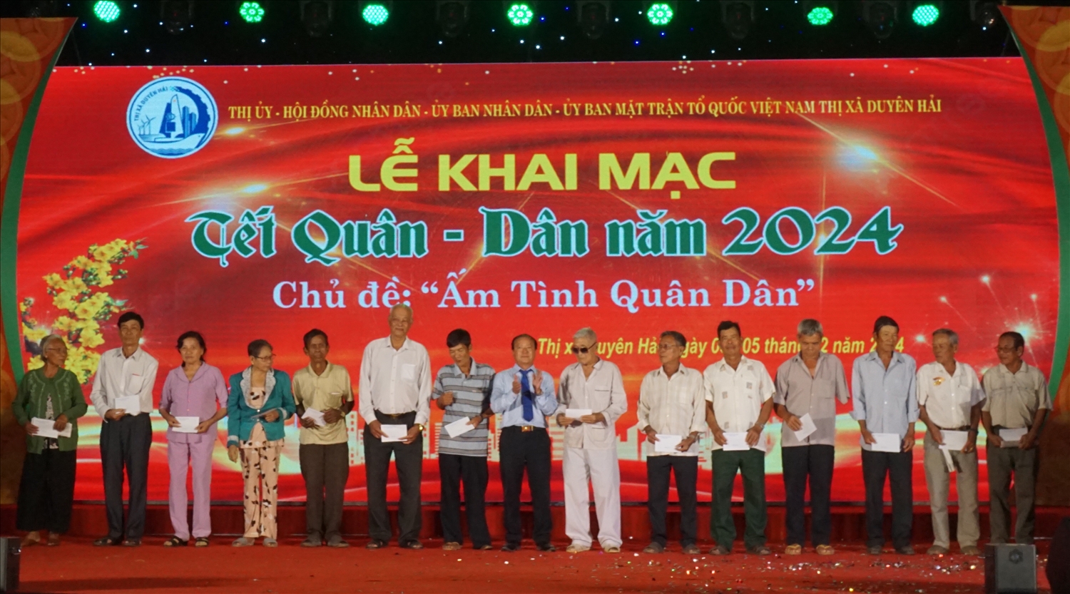 Ông Lâm Minh Thế- Phó Bí thư Thị ủy Duyên Hải( Trà Vinh) trao quà gia đình chính sách và Cựu Thanh niên xung phong