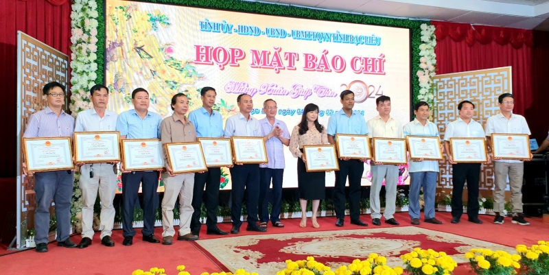 ông Lữ Văn Hùng, Ủy viên Trung ương Đảng, Bí thư Tỉnh ủy Bạc Liêu trao Bằng khen của Chủ tịch UBND tỉnh  Bạc Liêu cho các cá nhân