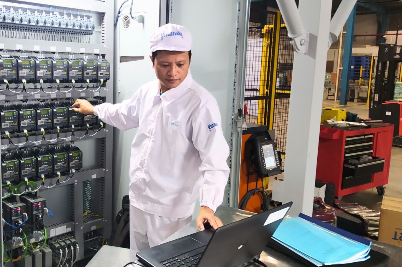 Anh Đỗ Hồng Quảng - Nhân viên Kỹ thuật cơ điện, tự động hóa và thực hiện dự án Vinamilk.