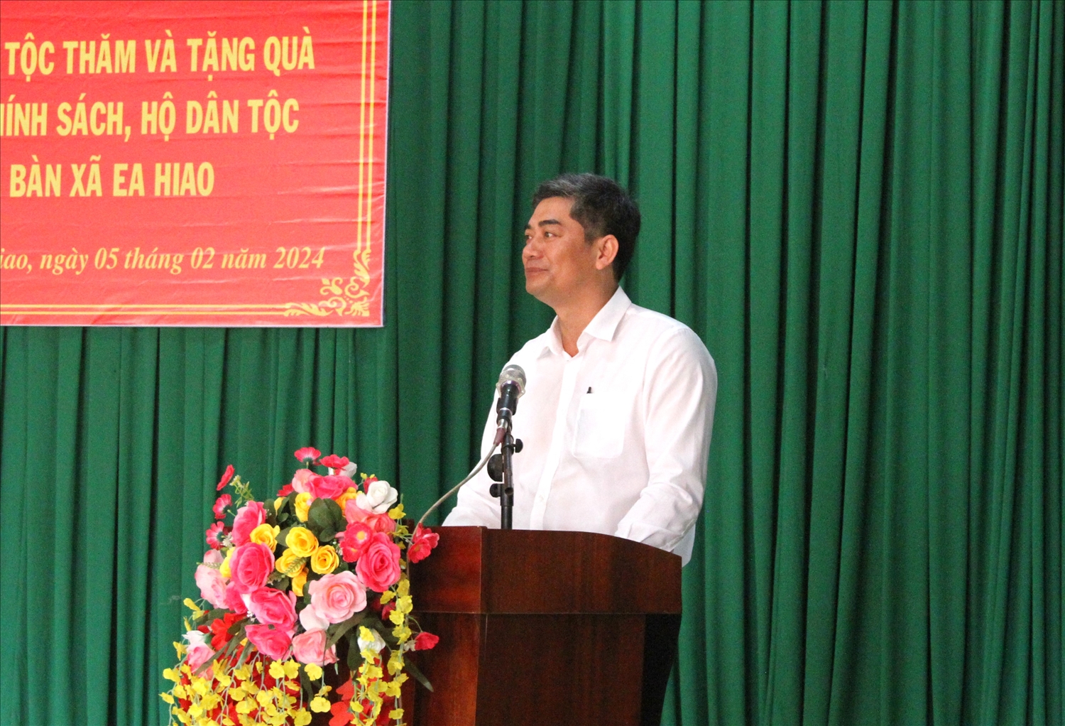 Thứ trưởng, Phó chủ nhiệm Uỷ ban Dân tộc Y Vinh Tơr phát biểu tại xã Ea Hiao