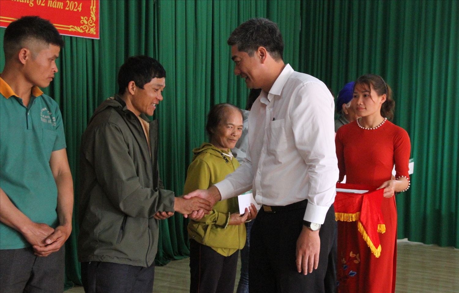 Thứ trưởng, Phó chủ nhiệm Uỷ ban Dân tộc Y Vinh Tơr trao quà cho người dân