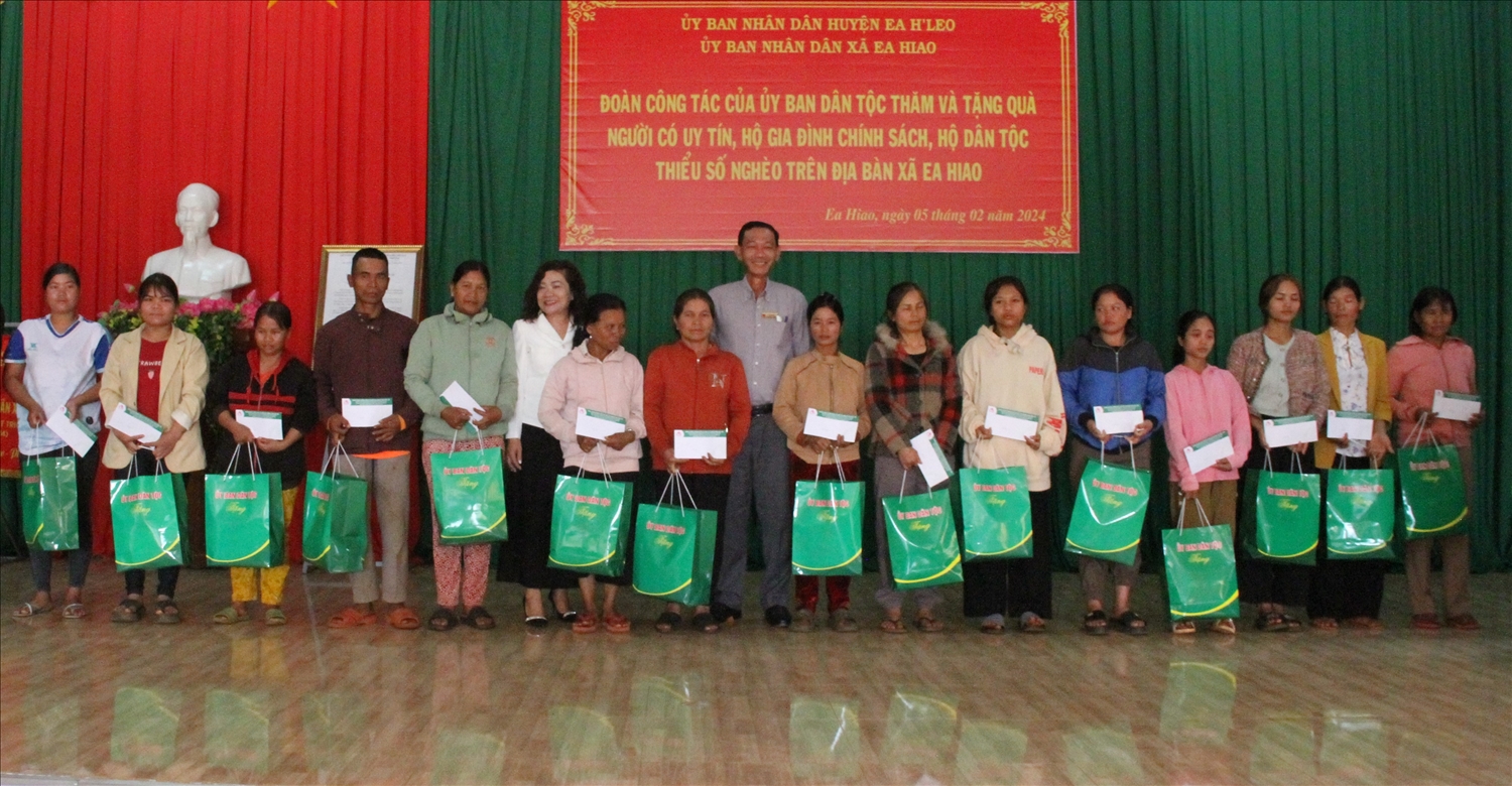 Trưởng Ban Dân tộc tỉnh Đắk Lắk H’Yâo Knul và Phó chủ tịch UBND huyện Lê Ngọc Hùng trao quà cho các gia đình chính sách, hộ đồng bào DTTS nghèo