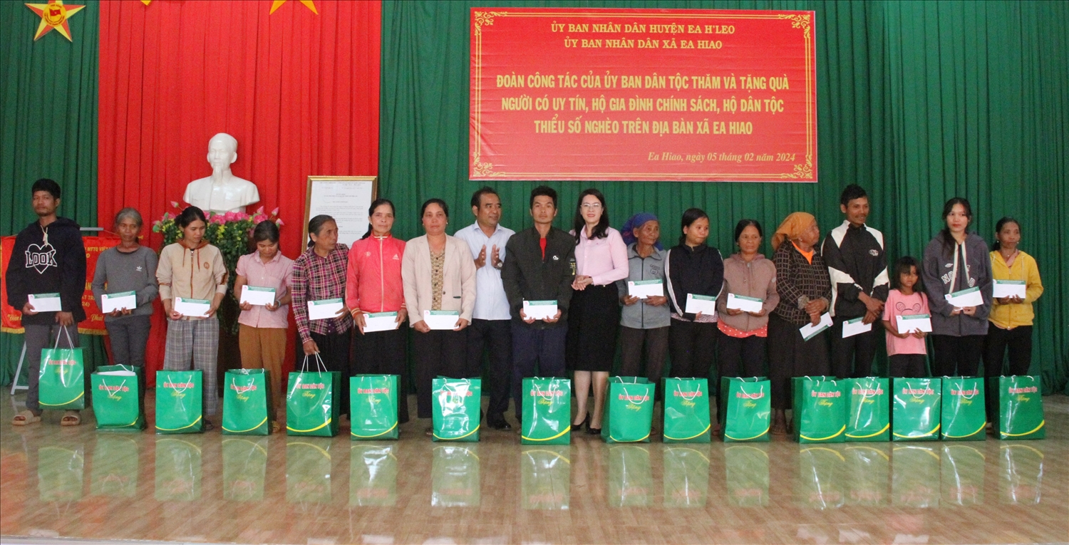 Phó Vụ trưởng Vụ Công tác dân tộc địa phương Điểu Mưu và Phó giám đốc Ngân hàng chính sách xã hội tỉnh Đắk Lắk Nguyễn Thị Bích Thảo trao quà cho người dân