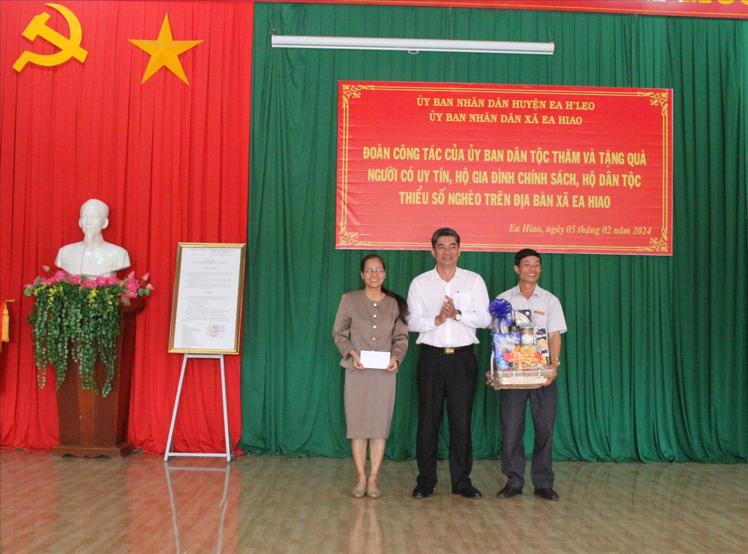 Thứ trưởng, Phó chủ nhiệm Uỷ ban Dân tộc Y Vinh Tơr tặng quà cho xã Ea Hiao