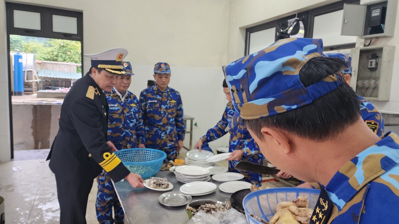 Tư lệnh Vùng 1 Hải quân kiểm tra chế độ ăn uống, vệ sinh thực phẩm dành cho cán bộ, chiến sỹ