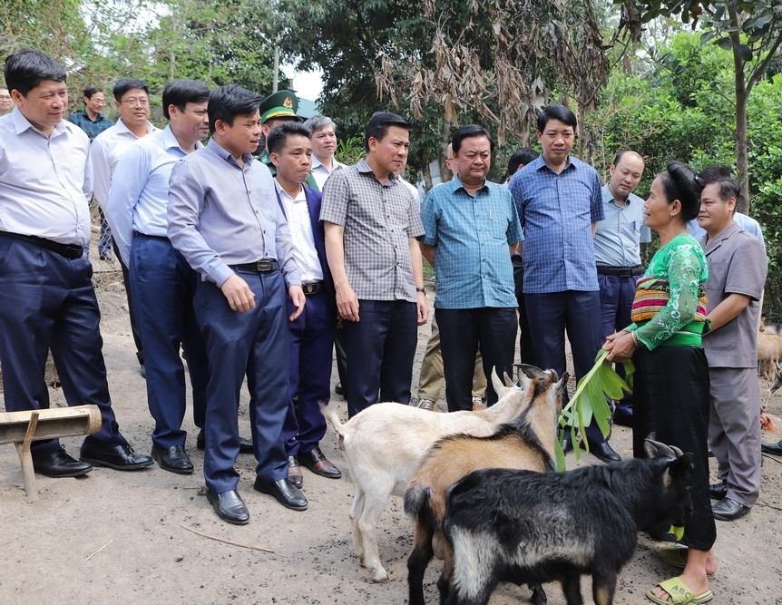 Lãnh đạo tỉnh Thanh Hóa thăm mô hình phát triển kinh tế tại huyện miền núi Mường Lát (Ảnh Minh Hiếu)
