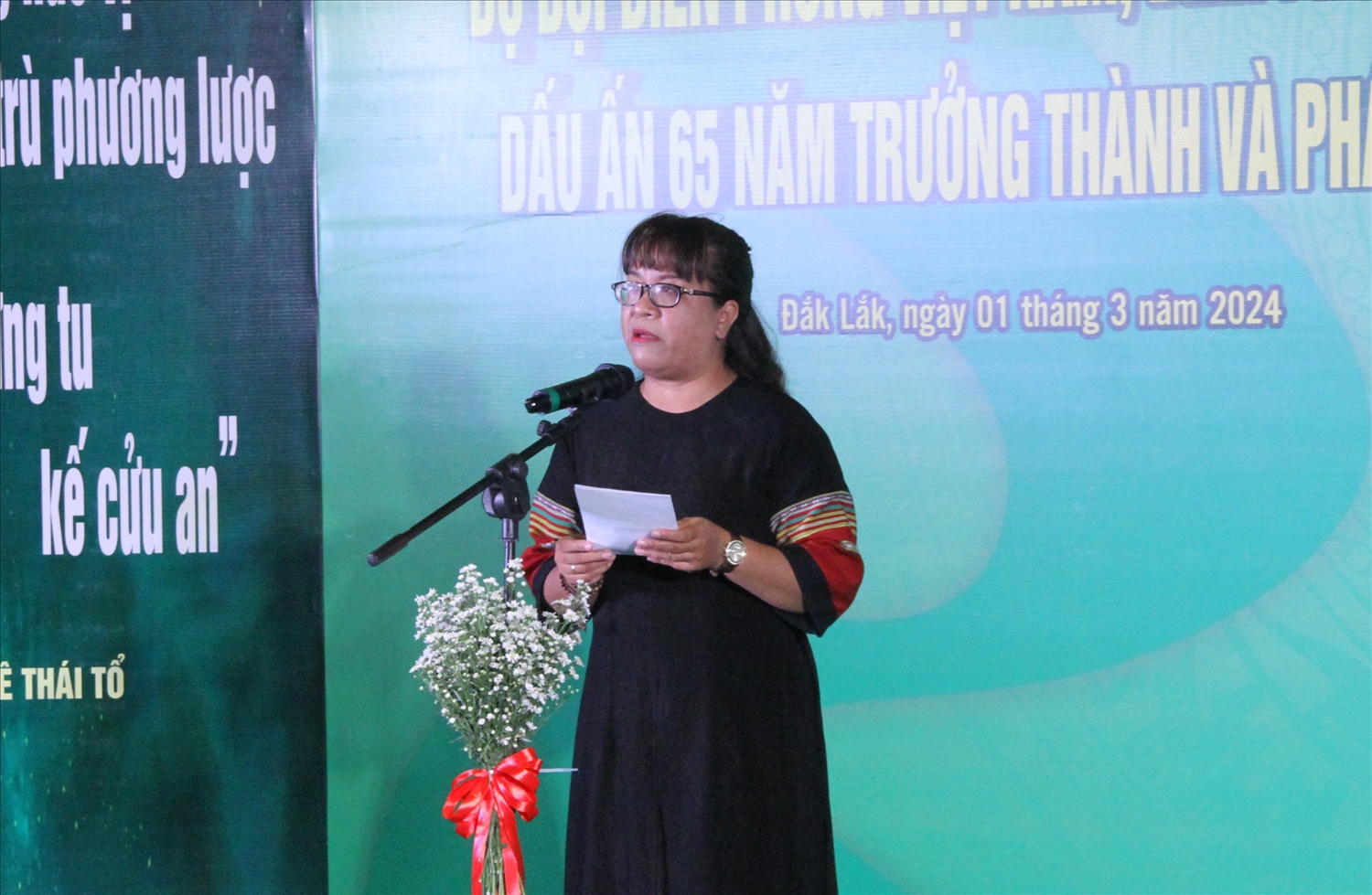 Chủ tịch Hội Văn học Nghệ thuật tỉnh Đắk Lắk, Trưởng Ban tổ chức triển lãm, nhà văn Niê Thanh Mai phát biểu tại triển lãm