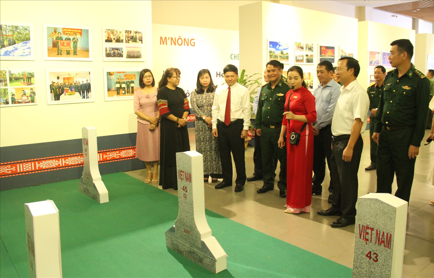 Nhân viên Bảo tàng Đắk Lắk giới thiệu về các cột mốc trên biên giới Việt Nam - Campuchia tại Đắk Lắk đến các đại biểu, du khách