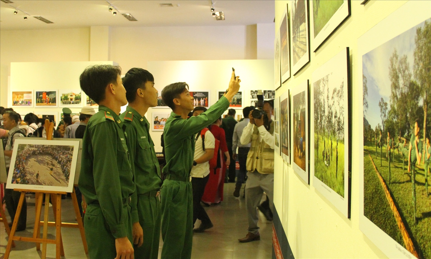 Chiến sĩ biên phòng thích thú xem tác phẩm ảnh trưng bày tại triển lãm