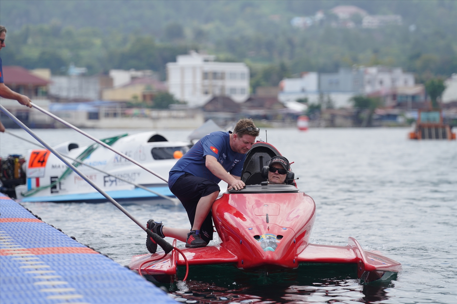 Tay đua Jonas Andersson là đội trưởng Đội đua thuyền máy F1H2O Bình Định - Việt Nam