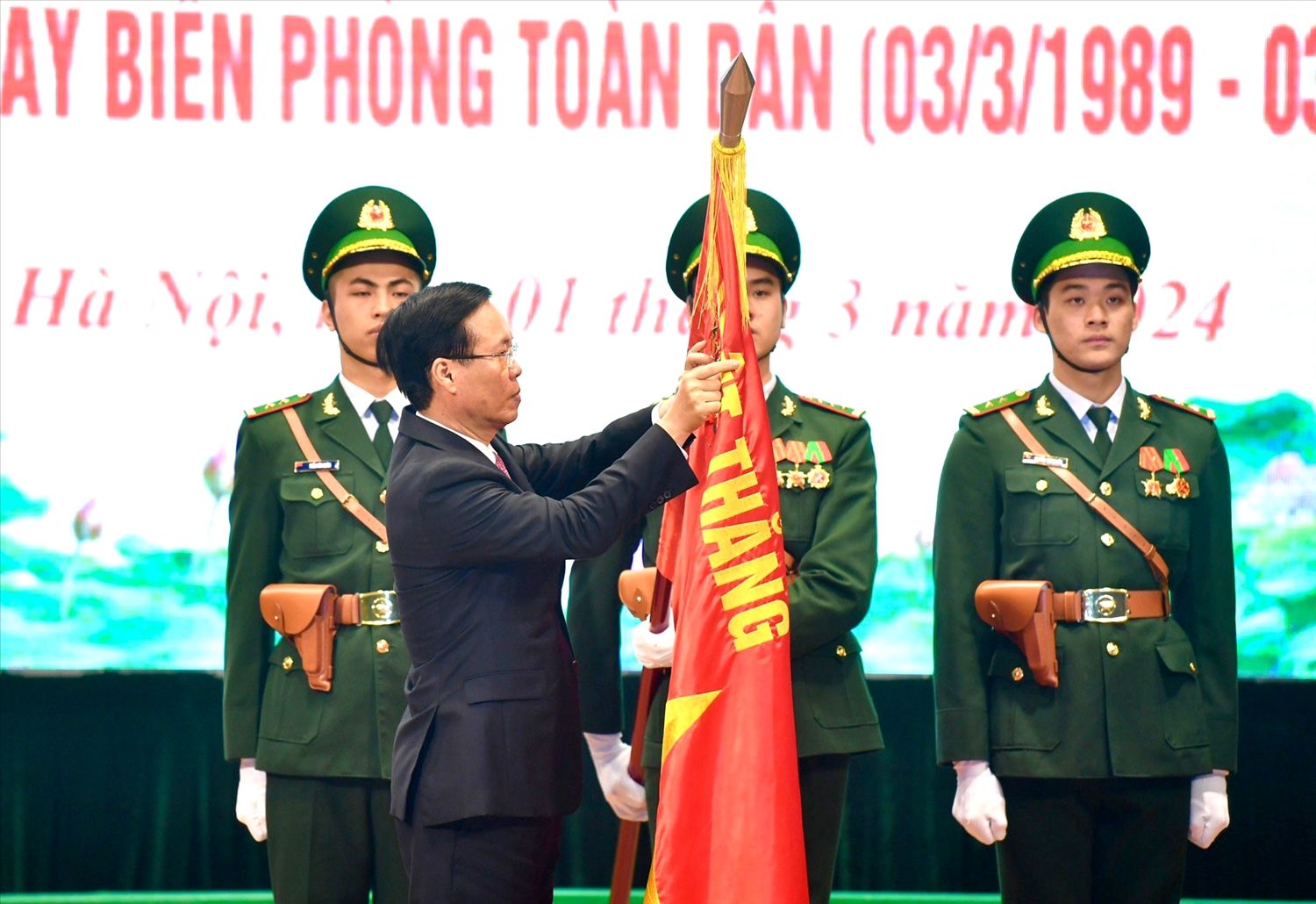 Chủ tịch nước Võ Văn Thưởng gắn Huân chương Chiến công hạng Nhì lên Quân kỳ Quyết thắng của Bộ đội Biên phòng