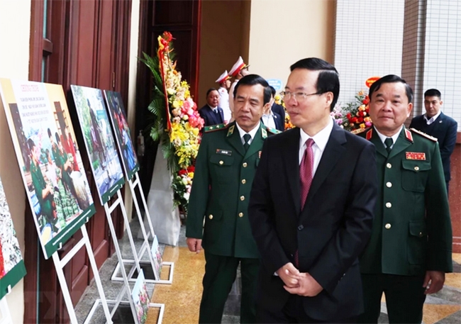 Chủ tịch nước Võ Văn Thưởng xem trưng bày hình ảnh về Bộ đội Biên phòng - 65 năm xây dựng chiến đấu và trưởng thành