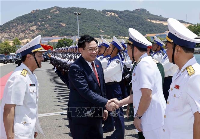 Chủ tịch Quốc hội Vương Đình Huệ với lãnh đạo đạo Bộ Tư lệnh Vùng 4 Hải quân - Ảnh: TTXVN