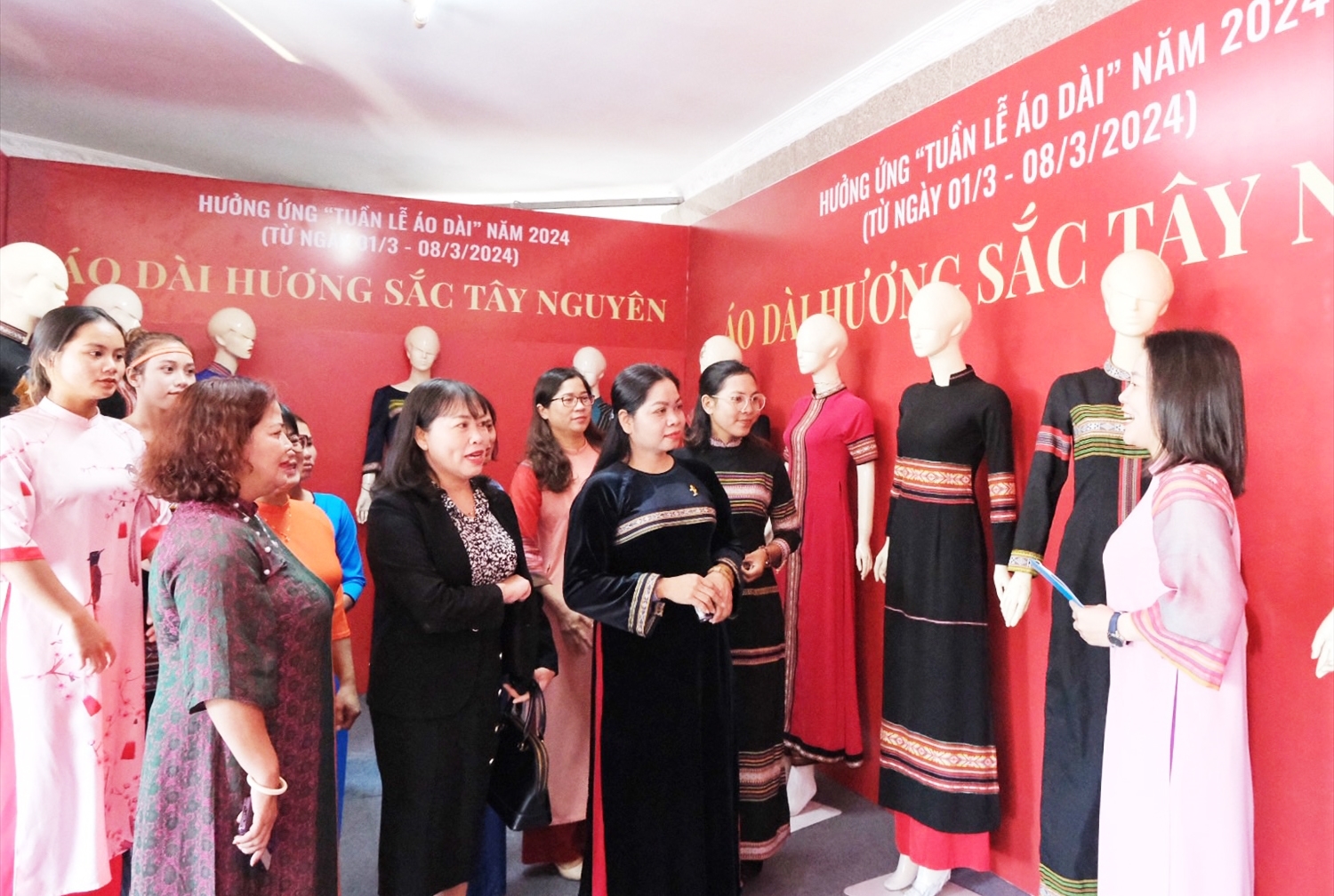 Hội Liên hiệp Phụ nữ tỉnh Gia Lai trưng bày áo dài với chủ đề “Tôi yêu Áo dài Việt” với 30 chiếc áo dài truyền thống, cách tân, thổ cẩm