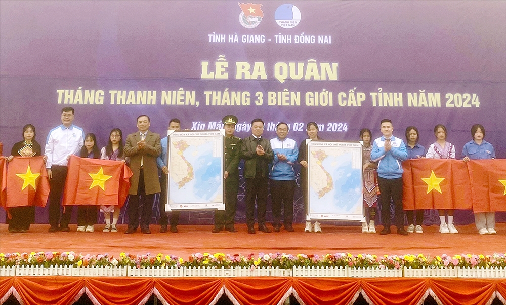 Trao tặng 200 lá cờ Tổ quốc và Bản đồ Việt Nam cho cán bộ và Nhân dân xã Xín Mần. (Ảnh: Cao Cường)