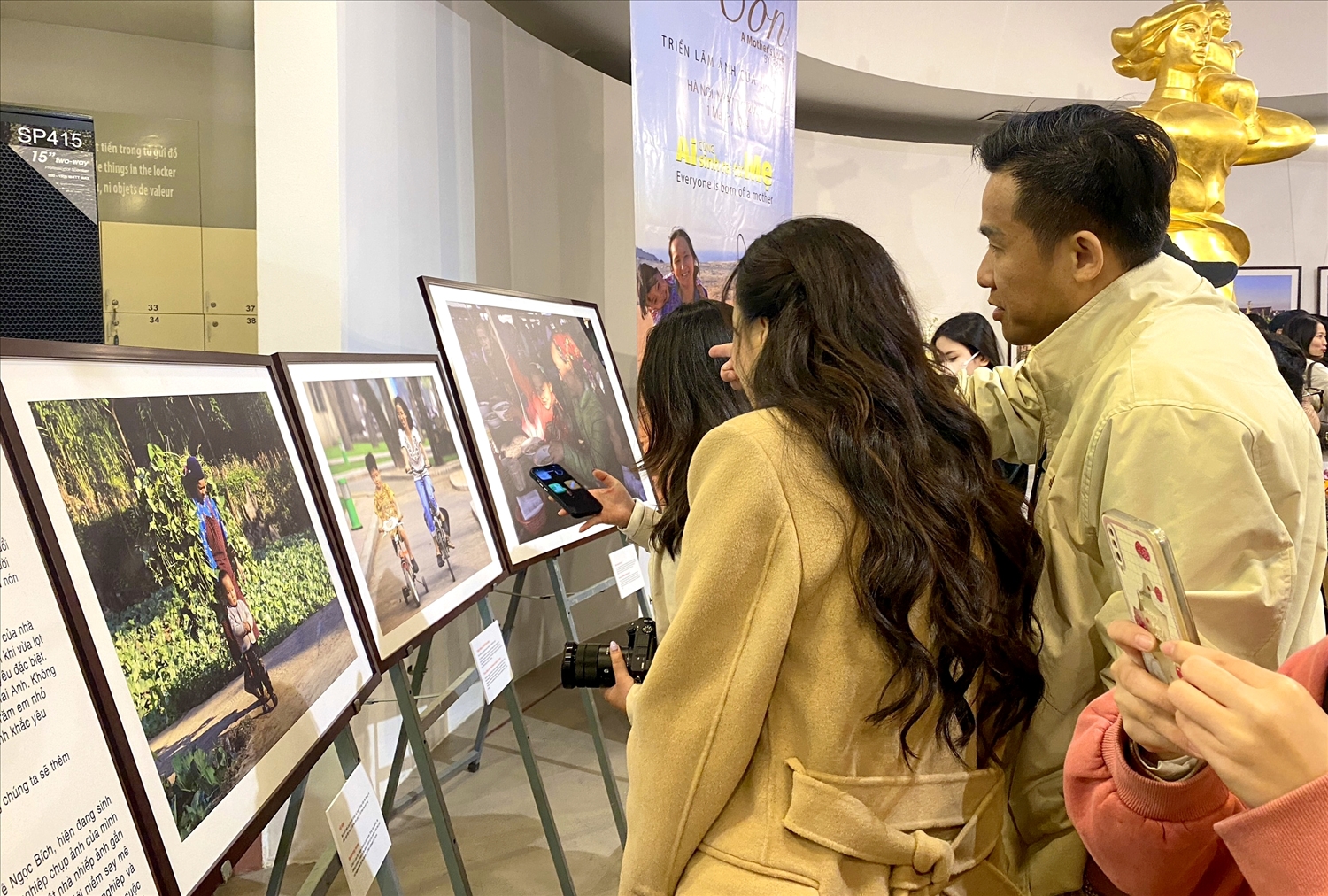 Khán giả xem ảnh trưng bày tại triển lãm.